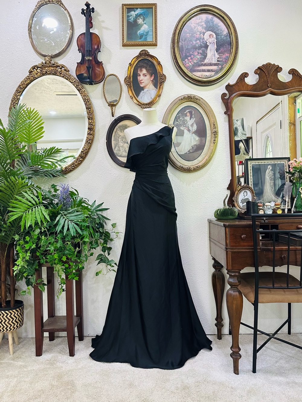 Elegant One-Shoulder Black Evening Gown